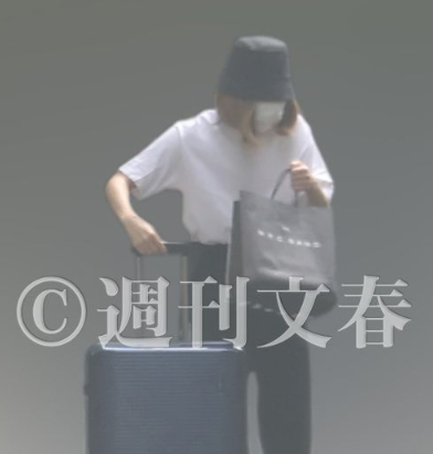 https://bunshun.jp/denshiban/articles/b6637西畑大吾が彼女の足立夏保アナのマンションから金髪ウィッグ女性で退散